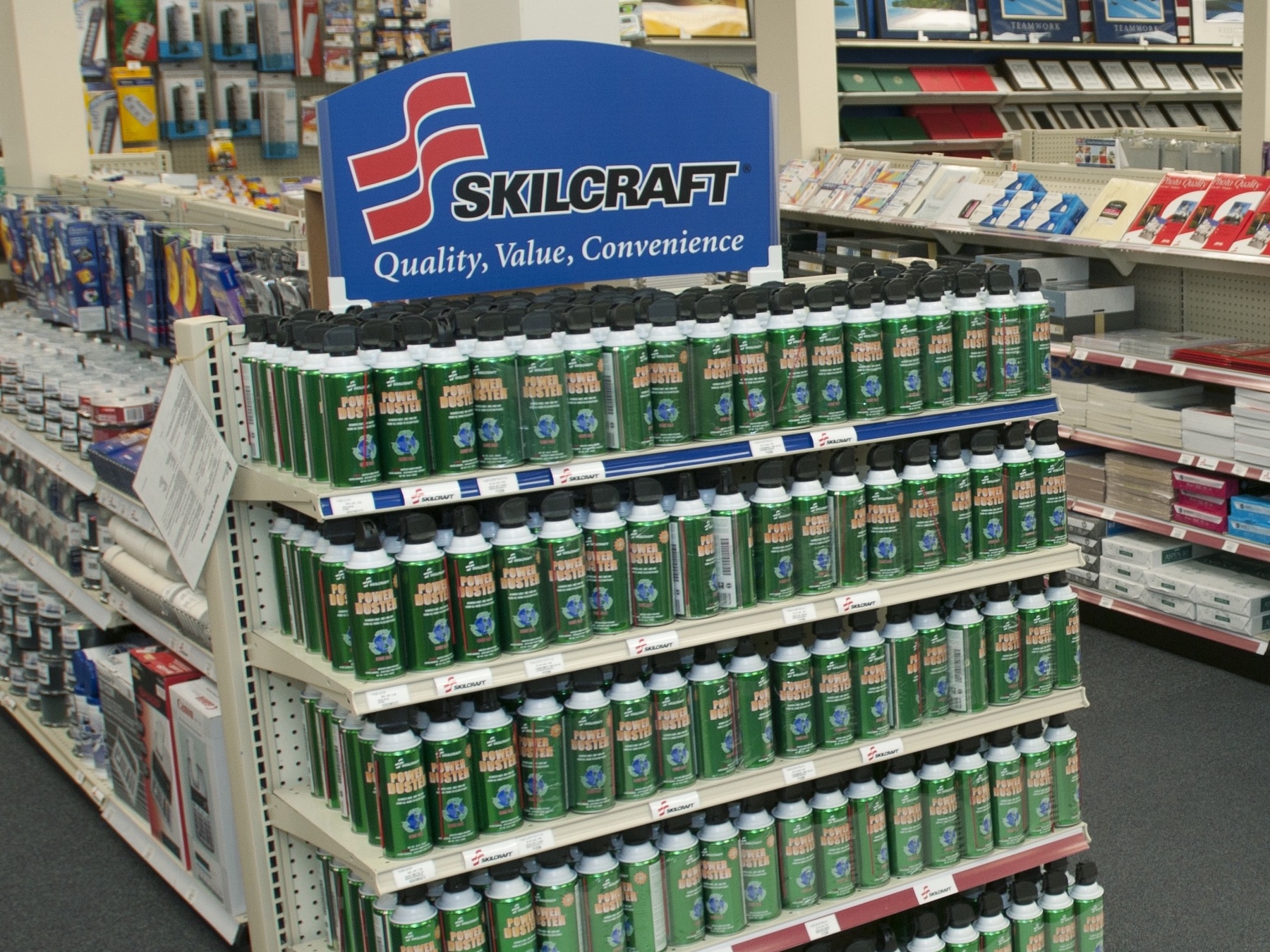 Isang endcap aisle na nagpapakita ng mga produkto ng SkillCraft
